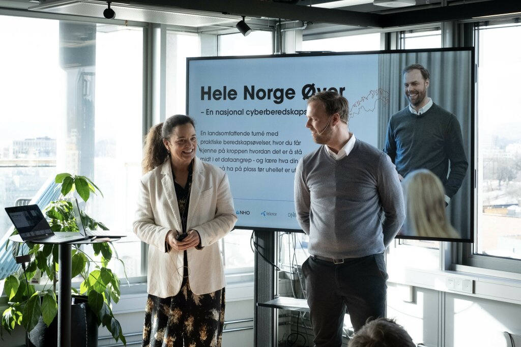 Erlend presenting a cybersecurity training session.